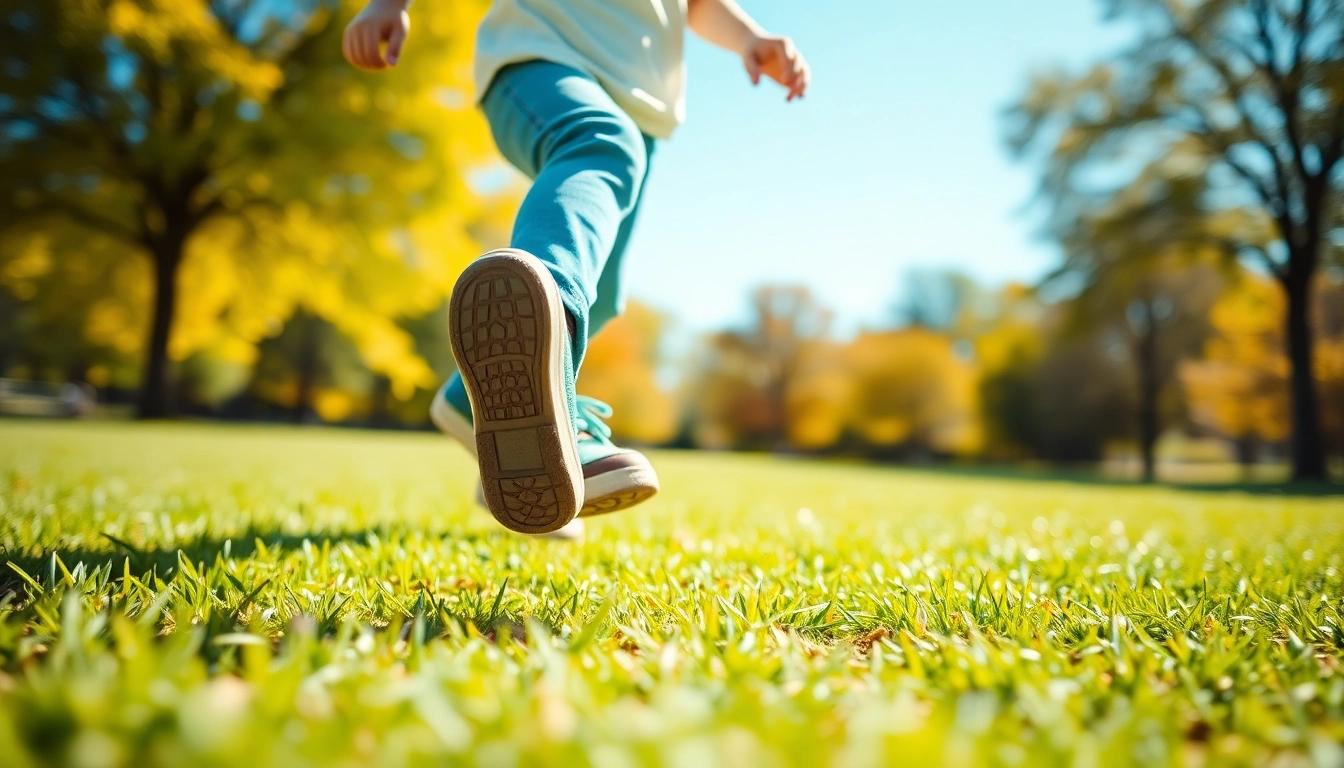 Aktives Kind in flexiblen Kinderschuhen spielt glücklich im Freien.